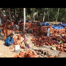 auf dem z. B. Keramik angeboten wird